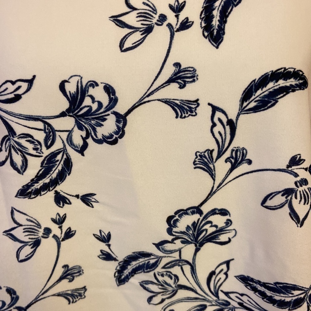 Mercer & Madison Tank Crossover Keyhole Back Career Top Navy/White Floral EUC - Picture 3 of 9